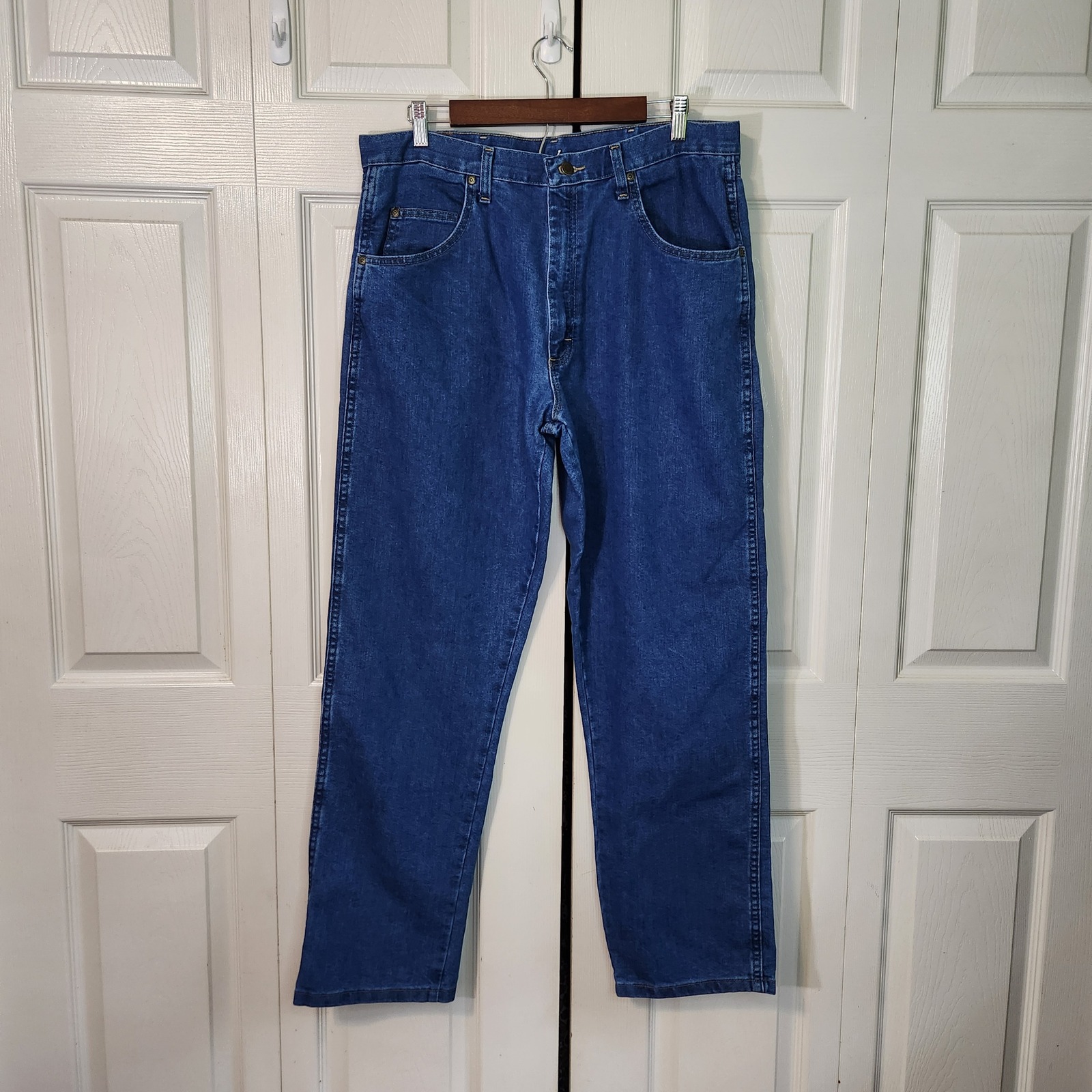 Wrangler Rugged Wear Mens 36x32 Straight Leg Blue Jeans Medium Wash 1035005sw